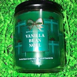 Bath & Body Works Vanilla Bean Noel Green Candle